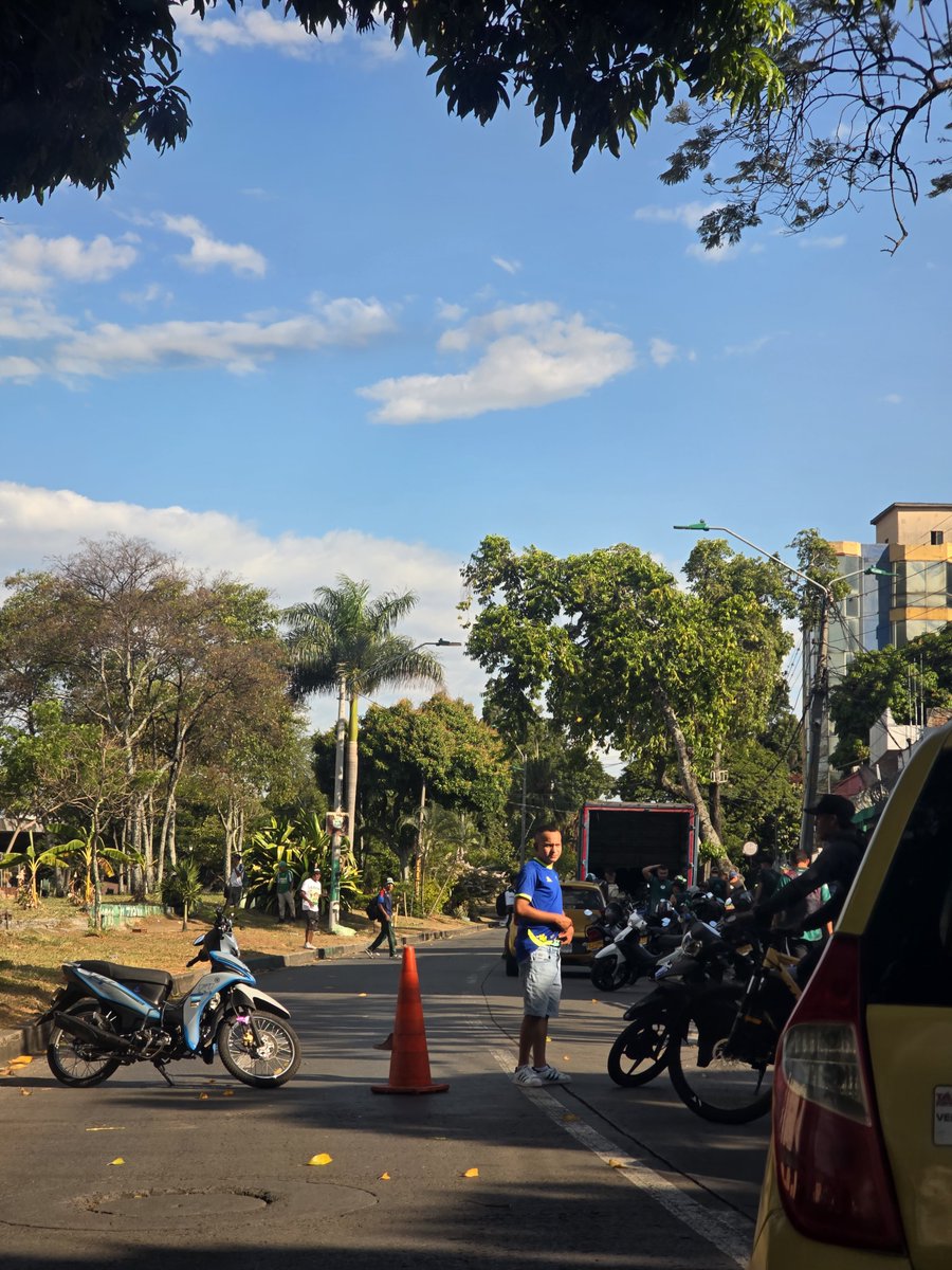 juancerazo's tweet photo. @MovilidadCali @PoliciaCali Estos individuos cerraron la vía para tomar la 25 en toda la esquina de la 28 norte. Ahora pueden hacer lo que quieran? Es la cuadra donde se reúnen hinchas del Cali https://t.co/NAOs4J2FBJ