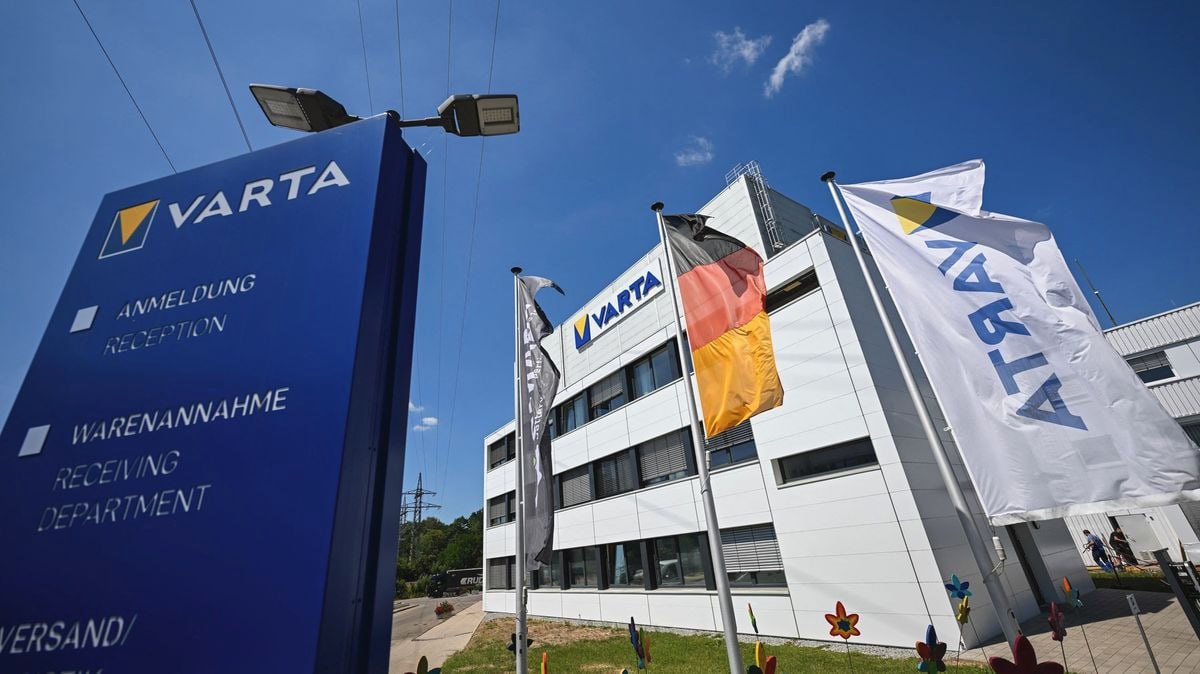 svtv_news's tweet photo. Немецкий гигант в сфере производства батарей Varta обанкротился. Компания работала с 1887 года

Причиной стали требования кредиторов немедленно погасить долг в размере €300 млн, из-за чего она была вынуждена запустить процесс ликвидации.

Как пишут профильные СМИ, компания шла к краху годами, теряя крупные контракты, в том числе с американской корпорацией Apple, и делая неудачные инвестиции.

В итоге производитель элементов питания, который когда-то был символом немецкого качества, проиграл конкуренцию азиатским компаниям и поставил в еще большую зависимость от Китая всю отрасль европейских электромобилей.

Немецкий гигант пережил глобальные кризисы и две мировые войны, но не смог выдержать «лучшие годы» европейской бюрократии.
