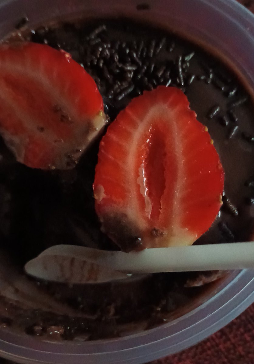NIRVADER's tweet photo. comendo bolo aqui e o morango tá parecendo uma xereca https://t.co/XJJ22RjbaZ