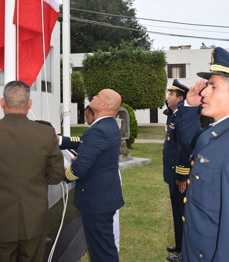ESCOFFAA_Peru's tweet photo. Conmemoramos el 85.º aniversario de la inmolación del capitán FAP José Quiñones y el Día de la Fuerza Aérea del Perú, con la ceremonia de izamiento del Pabellón Nacional y una ofrenda floral en honor a su legado de honor, valor y servicio a la patria. https://t.co/lMLOWUMiZu https://t.co/7z5xYoVgKa