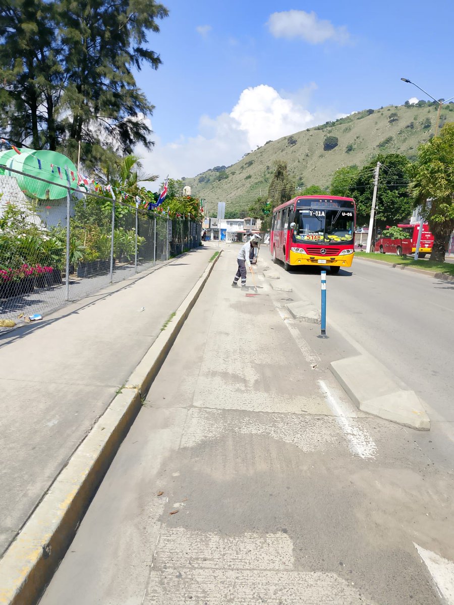 AgenciaAMIM's tweet photo. 🚧 Trabajamos por una movilidad más segura:
📍 Señalamiento horizontal en Periférico (altura C. Frailes) y Av. Patria Oriente (De la Barca-Abascal y Souza)
📍 Limpieza de ciclovía en Av. Guadalupe (Las Torres-Lázaro Cárdenas)
#AMIM #SeñalamientosAMG https://t.co/fnUV0ZxkXC