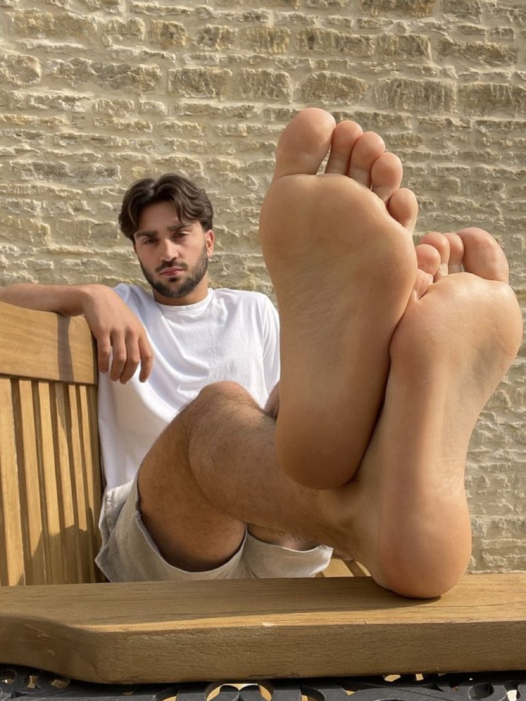 dedice3349291's tweet photo. How bad do you want my feet? https://t.co/8uNQknV1JU