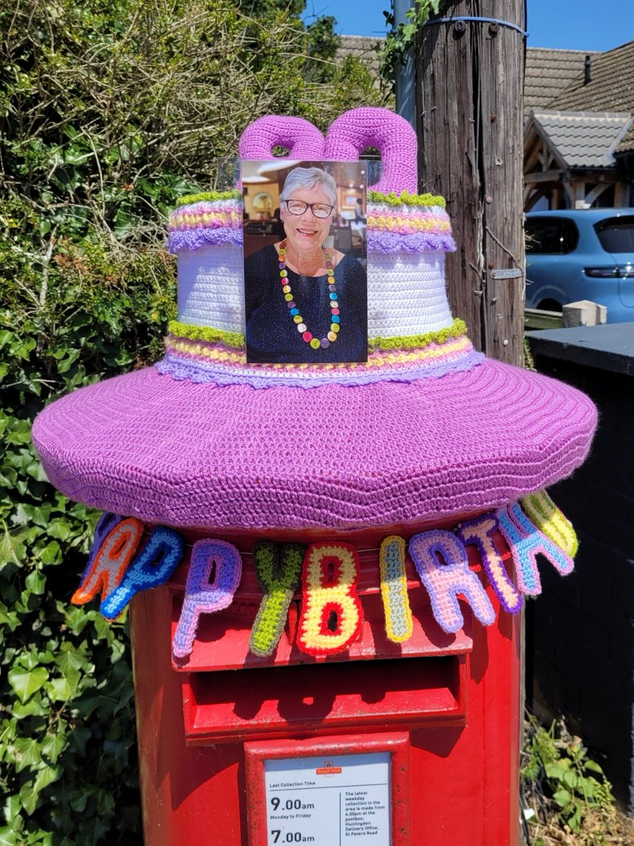 HelenRo88542779's tweet photo. 📮Wishing you all a super Saturday. The same post box days apart in Ellington, Cambs. #PostboxSaturday #YarnBombing #PostboxTopper https://t.co/KsiltaUkEX