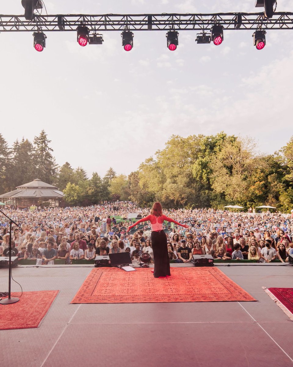 MarenMorris's tweet photo. S E A T T L E

we sold out the zoo! I request every show be in a zoo from now on because WHAT a perfect day. gorgeous weather, fed a giraffe named Dave, got a pretty accurate caricature drawn and sang with a packed lawn of y’all. one show left. 😭

photos by: @annaleemedia https://t.co/p4kvXm0LUM