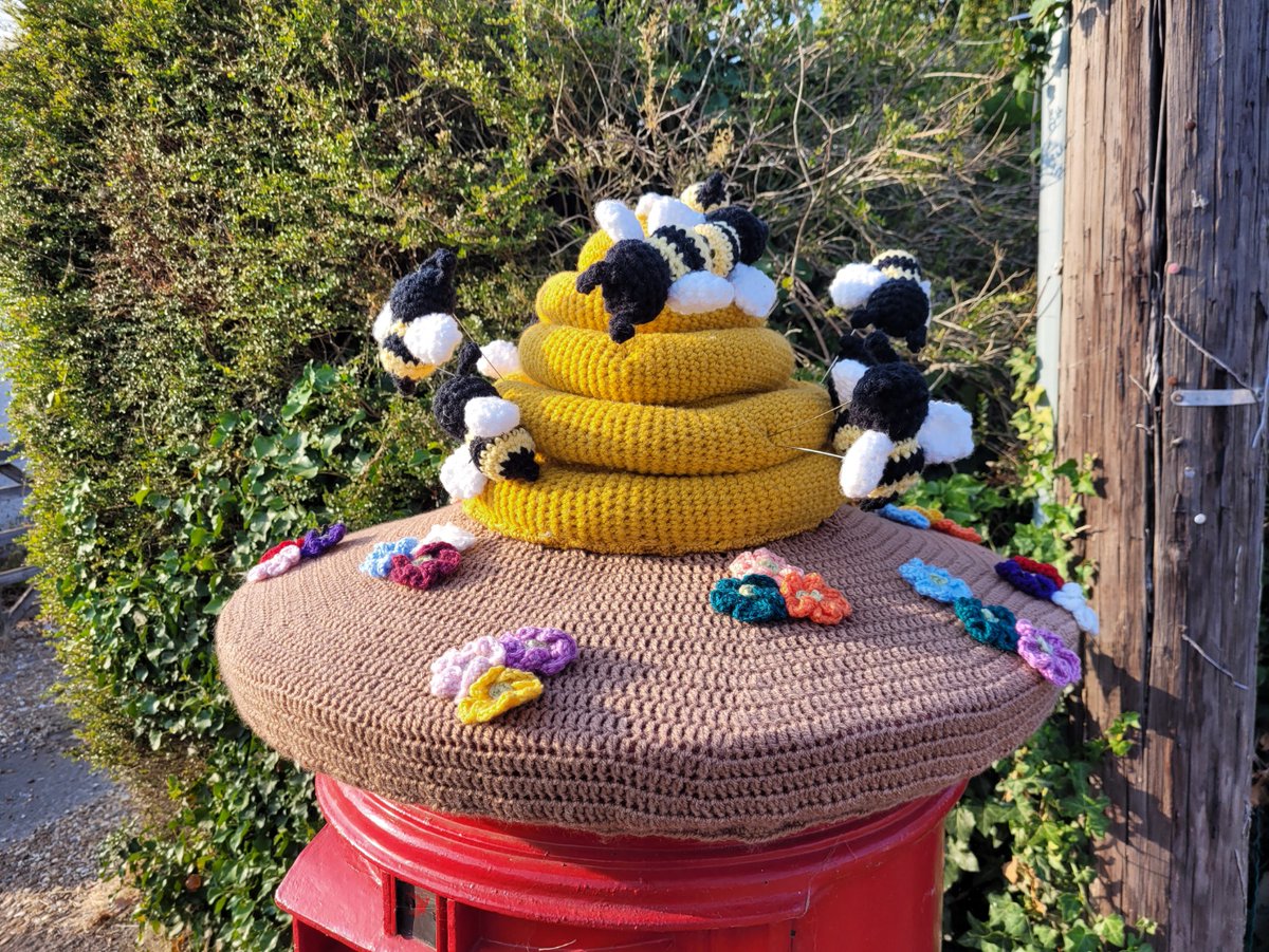 HelenRo88542779's tweet photo. 📮Wishing you all a super Saturday. The same post box days apart in Ellington, Cambs. #PostboxSaturday #YarnBombing #PostboxTopper https://t.co/KsiltaUkEX