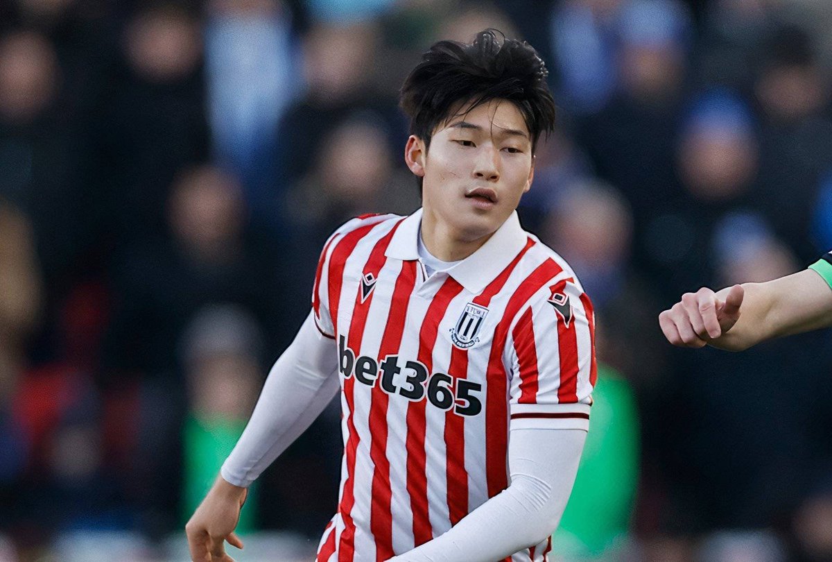 julinhopchr's tweet photo. 📖 Thread : Bae Jun-ho (Stoke City)

À un an de la fin de son contrat, le milieu sud-coréen aurait donné son accord pour rejoindre l'OL.

Petite présentation pour saisir un peu mieux son profil. https://t.co/O6mOuM99xb
