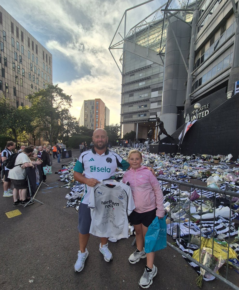 dazz84nufc's tweet photo. Paying my respect for king kev 👑 this evening, just shows how much he was loved,not just from us @NUFC fans but from people all over country and abroad. Rest easy king kev 🖤🤍🖤🤍 https://t.co/gIgeP6KchK
