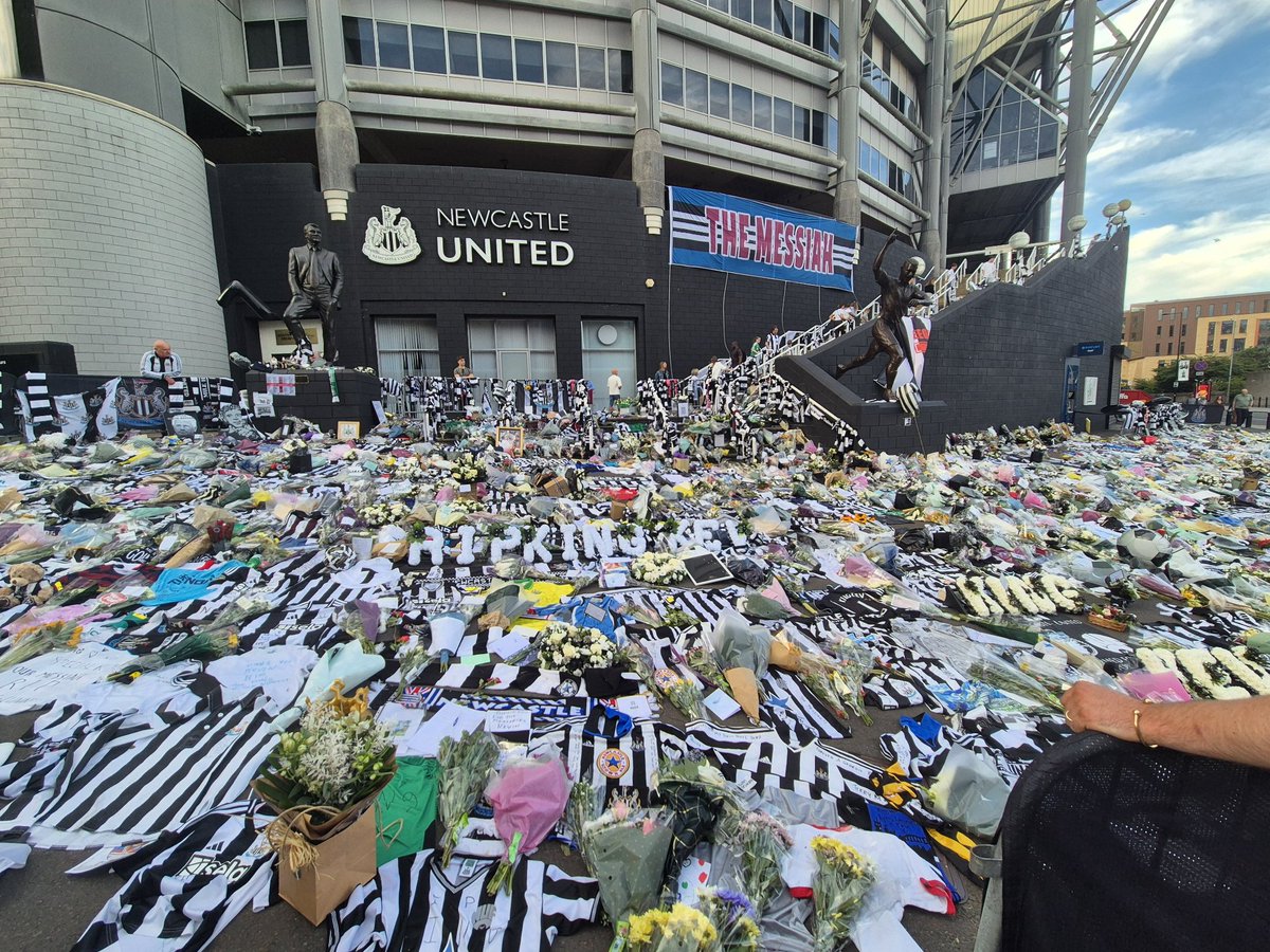 dazz84nufc's tweet photo. Paying my respect for king kev 👑 this evening, just shows how much he was loved,not just from us @NUFC fans but from people all over country and abroad. Rest easy king kev 🖤🤍🖤🤍 https://t.co/gIgeP6KchK