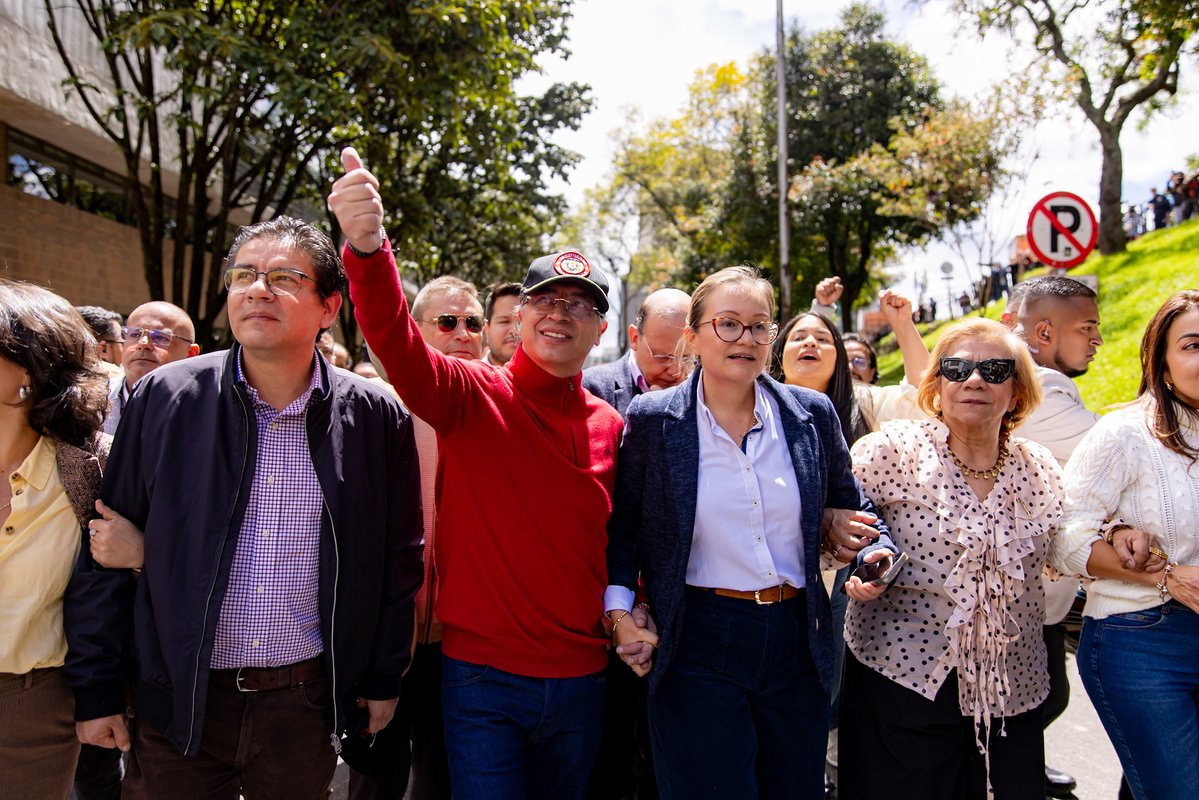 infopresidencia's tweet photo. 📸 #EnImágenes  | El Presidente @PetroGustavo devolvió la espada del Libertador a la Casa Museo Quinta de Bolívar para cuidarla y mantenerla en manos del pueblo “no de las tiranías, no de las dictaduras, no de la injusticia”.

Durante su discurso, el jefe de Estado fue enfático en su orden a las Fuerzas Militares: “No doy permiso a ninguna guarnición o establecimiento militar para que se aliste para ninguna posesión de ningún funcionario del poder civil en Colombia". Además, hizo un llamado a evitar cualquier escenario de violencia en el Cauca y pidió a la ciudadanía no caer en provocaciones que buscan atentar contra el movimiento social y la democracia del país.