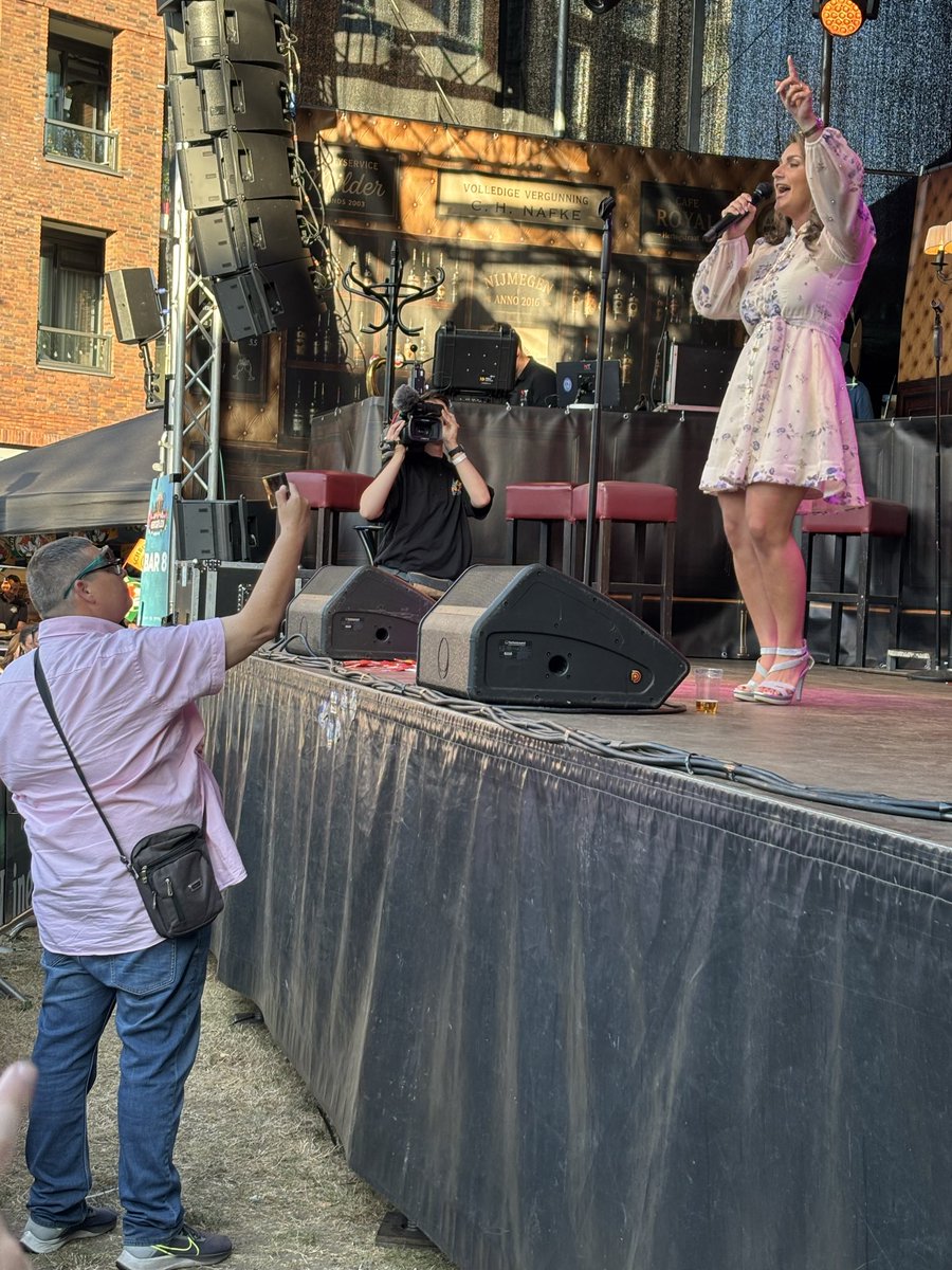 BijmansJohn's tweet photo. Ik kan niet anders zeggen, de Vierdaagsefeesten en de @4daagsenijmegen weer top. Vijf dagen een geweldig feestje gevierd met vrienden en veel anderen. Nu een weekend nodig om ff bij te tanken…..op naar volgend jaar 🎉! #Nijmegen #4daagsenijmegen #vierdaagsefeesten #feesten https://t.co/4a2bemg4Xb