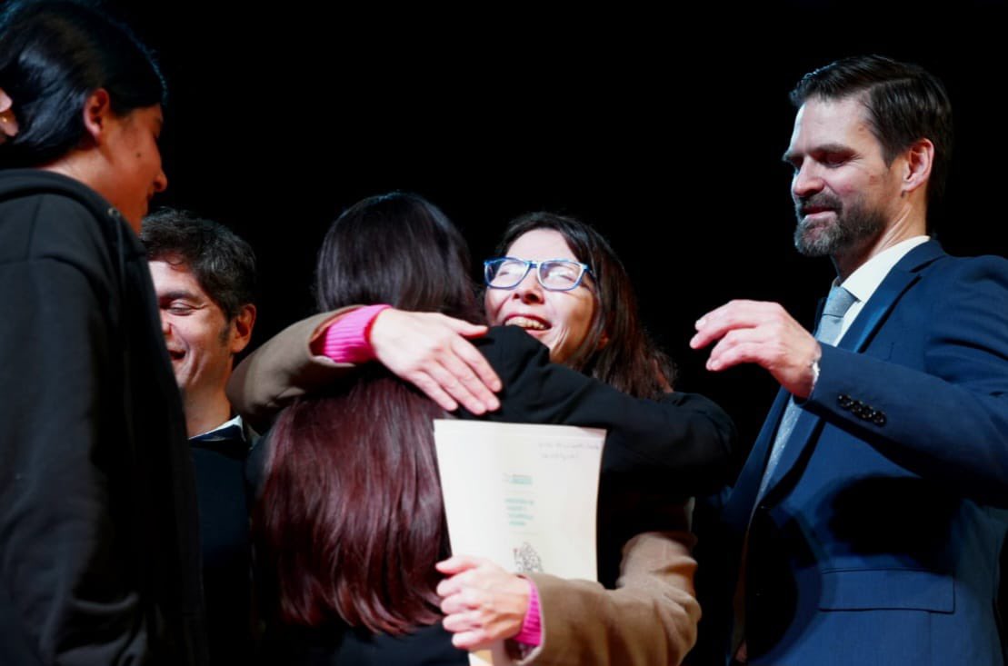 sbatakis's tweet photo. En Tapalqué 32 familias empiezan una nueva etapa en sus vidas. Junto a @Kicillofok les entregamos las llaves de su casa 🏠 https://t.co/c3kmpKGaFE