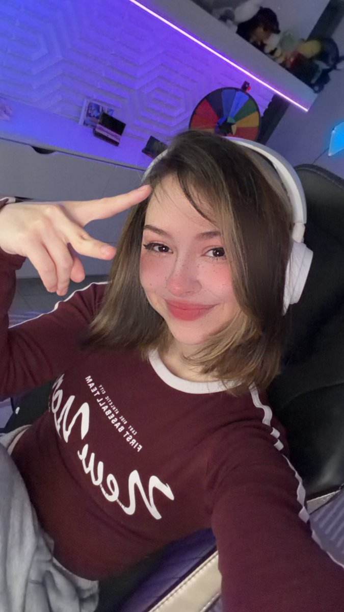 Mictia00's tweet photo. entrenadora de flexiones profesional reacciona al pesaje y luego fortnite con la comunidad

EN VIVO🔴
https://t.co/Vuakexkq6A https://t.co/qmg27jh0fq