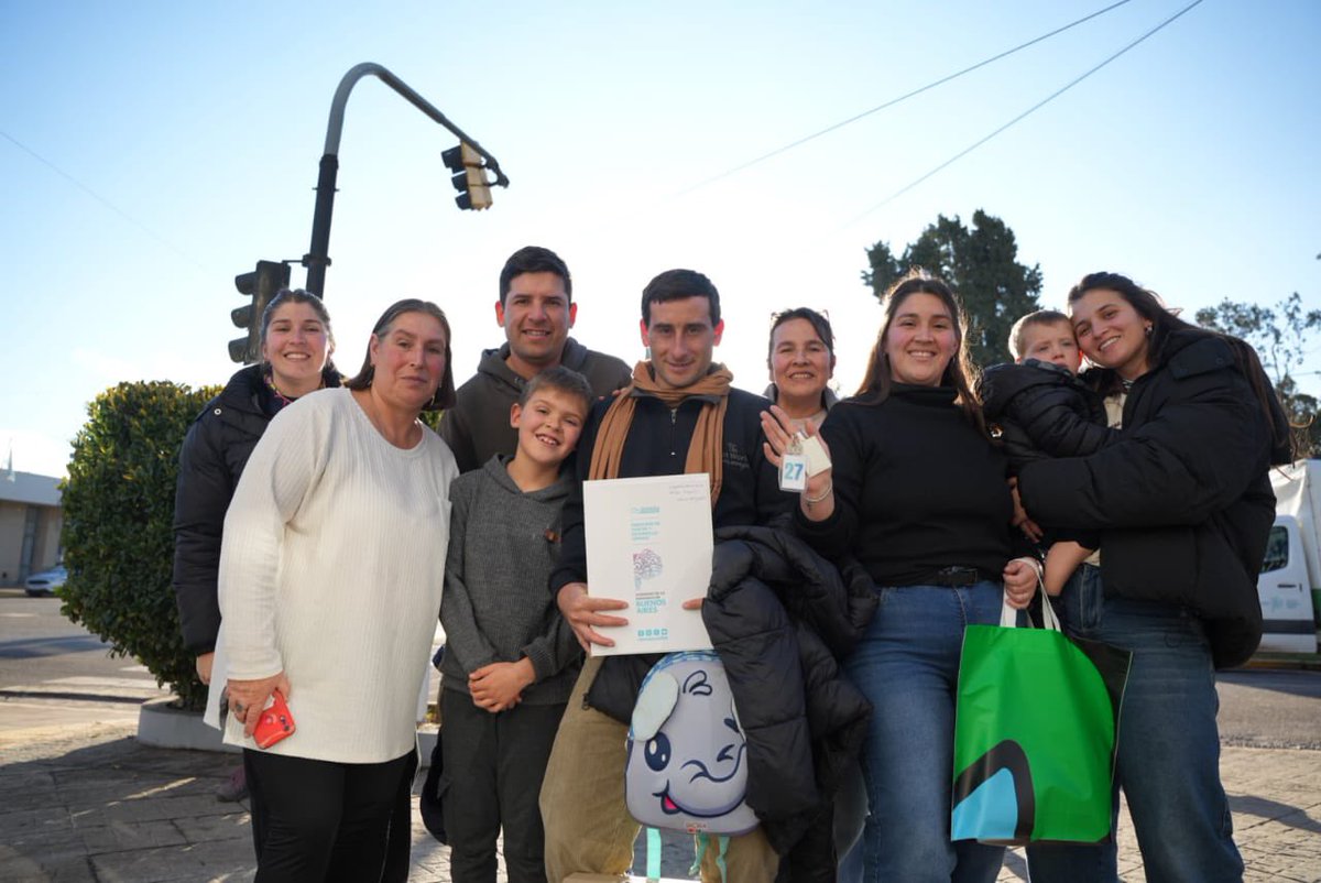 sbatakis's tweet photo. Hoy hay más bonaerenses que empiezan a planificar proyectos desde los cimientos de sus propias viviendas gracias a una gestión provincial que trabaja para facilitar el acceso a la vivienda. https://t.co/2XsTmOC5MS