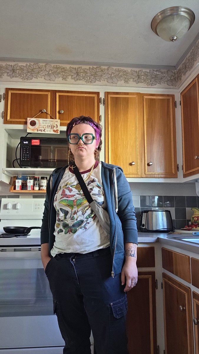 priestlybounty's tweet photo. I am priest n this is MY LIFE!!!!
MOOTHUNT 
🦨 24 09/21 
🦨 queer poly transmasc femme
🦨 kinky, annoying whining and reposts as well as pretty pictures of me
🦨 definitely, obviously nsfw 18+ 
🦨 nerdy, kinda goth, mostly outdoors, indigenous rights, baking and reading https://t.co/gG94j7JHof