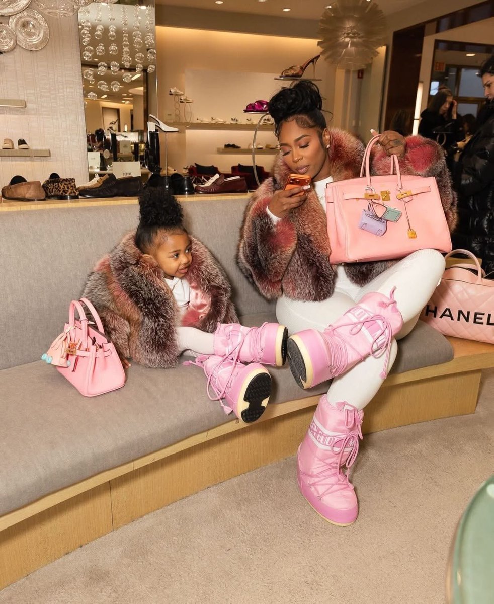 ComfortLolaa's tweet photo. One of the cutest things ever is watching moms play dress-up with their baby girls. 🥰 https://t.co/54vUcBFXrm