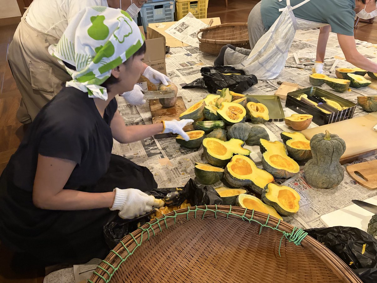 anrakujikyoto's tweet photo. おはようございます

今日は鹿ケ谷かぼちゃ供養です

朝からカボチャの切り込みが始まりました https://t.co/QvLjffpwvl