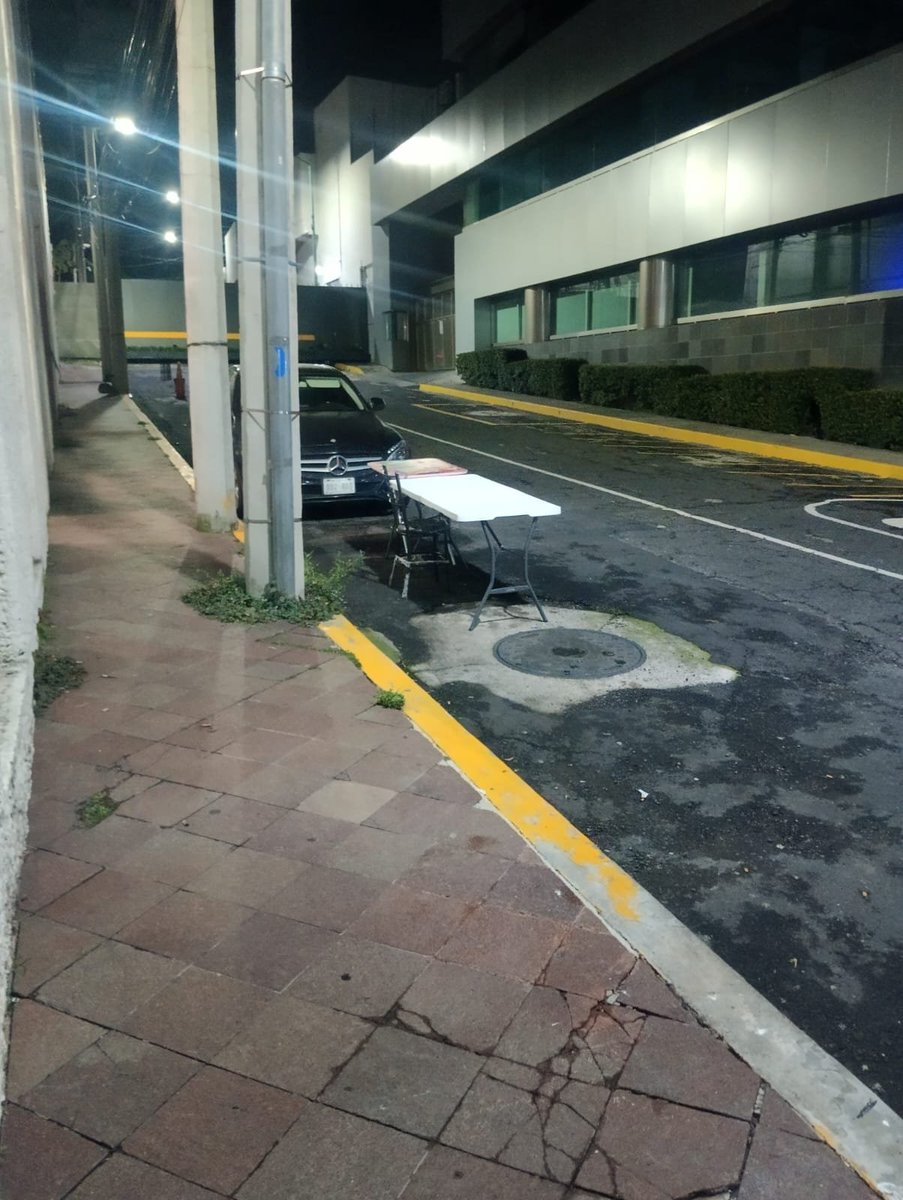 lilistrikiss's tweet photo. Hay una señora q desde las 5 am pone unas mesas en la calle para que nadie se estacione y se enoja si las mueven, se pone agresiva de por si no hay mucho lugar para estacionarse n esa zona y luego ella llega muy campante tiene 1 semana y ya se peleo con mucha gente 
@_AOdigital https://t.co/0KI8iQgEhh
