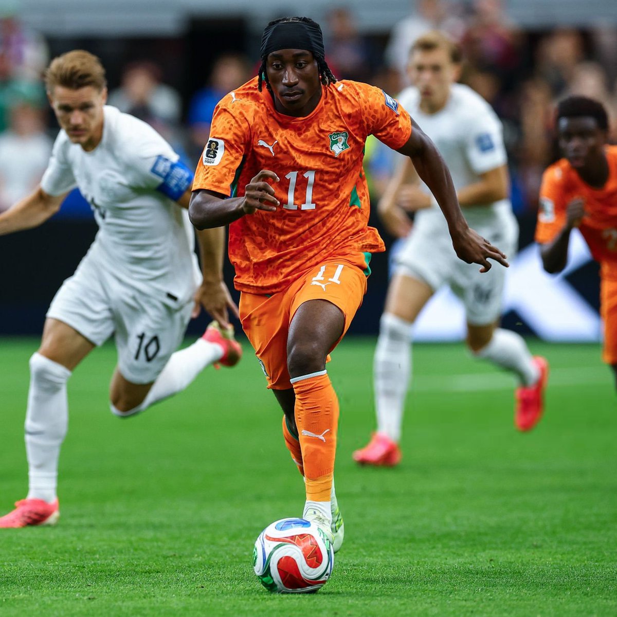 Pitchoral's tweet photo. 🚨 Real Madrid have submitted an official €100m bid to RB Leipzig for Yan Diomandé.

The offer includes €90m fixed plus €10m in add-ons, but Leipzig have rejected it as they want more than €100m.

PSG also remain in the race, while Real Madrid continue negotiations. ⚪🔥