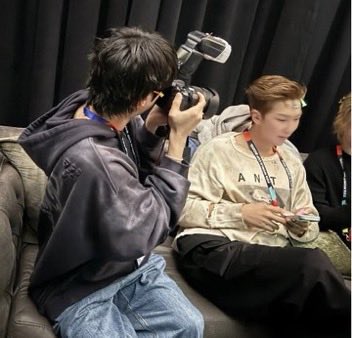 KMBTS13's tweet photo. Jungkook took a picture of Jin taking a picture of Jimin!!

Jin's camera is pointed at Jimin, not RM.

Why he didn’t post jm’s photo? https://t.co/x5gaivDwJE