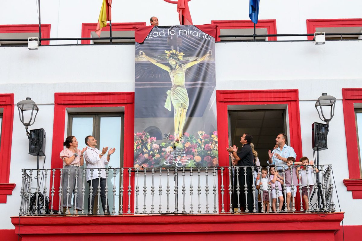 sansecomunica's tweet photo. San Sebastián de los Reyes ha mostrado su consternación por los incendios que asolan a la Comunidad de Madrid, y al resto de España, en el acto organizado por la Federación de Peñas y la Hermandad del Santísimo Cristo de los Remedios, hoy víspera de Santiago Apóstol.

La cuenta atrás para el inicio de nuestras fiestas en honor al Santísimo Cristo de los Remedios ha sido un homenaje a todas las personas que trabajan sin descanso para acabar con el fuego. 

Se han lanzado 48 globos al aire con profunda emoción, con el deseo de que esta catástrofe termine cuanto antes.

Posteriormente, se ha descubierto la banderola del Cristo de los Remedios, que presidirá la Casa Consistorial hasta el fin de las fiestas, al que hemos pedido amparo frente a los incendios y protección para todas las familias afectadas, confinadas o desalojadas. 

Todo San Sebastián de los Reyes está con vosotros.