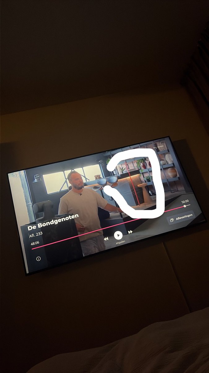 KanNietMan's tweet photo. Nadat sayf met delano heeft gepraat loopt hij naar binnen en zie je de rode stok van de opdracht al staan. Dat gesprek heeft dus eigenlijk plaatsgevonden na het boksen en nadat ze de stokken hebben gekregen. Ze hebben weer lekker zitten editen bij de #debondgenoten https://t.co/UcHQfaA3AG