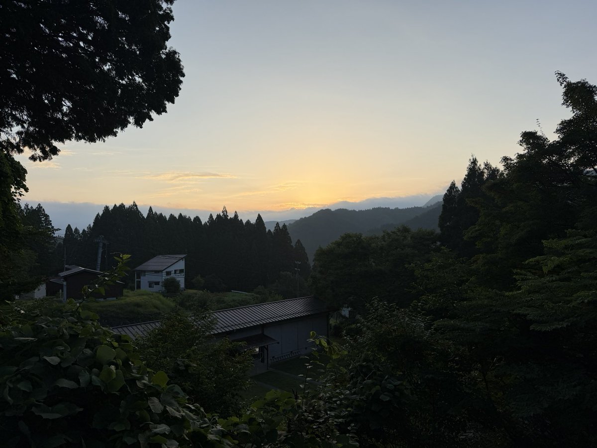ohnarusanso's tweet photo. おはようございます。今朝は朝焼け空で快晴。早朝は涼しく空気も澄んで気持ちいいです♪また日中は暑くなるのでこまめな水分補給忘れずに過ごしましょう！さぁ本日から次の合宿校受け入れです。暑い日が続きますが今日も張り切っていくでっ！！ https://t.co/vafWNFuZ9K