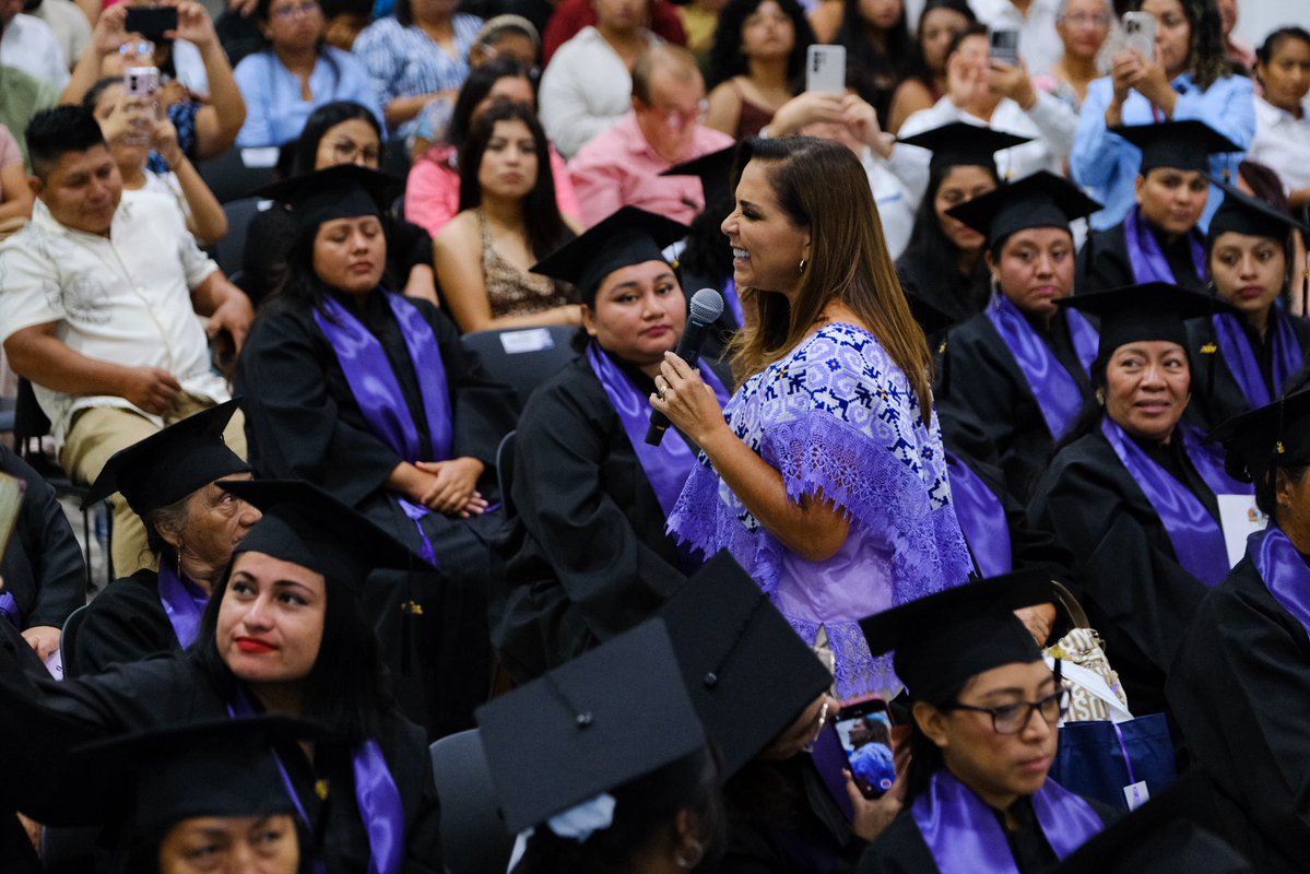 MaraLezama's tweet photo. 🎓🙋🏻‍♀️ ¡Muchas felicidades a las 181 mujeres que hoy recibieron su certificado de primaria, secundaria o bachillerato! Nos llena de orgullo acompañarlas en este gran paso para acceder a mejores empleos, ejercer plenamente sus derechos y fortalecer su autonomía.

📚✨Gracias al programa #MujerEsAprender, en coordinación con CENEVAL, más mujeres tienen la oportunidad de concluir sus estudios y abrirse nuevas puertas. 

En este #HumanistaConCorazónFeminista seguiremos fortaleciendo estas acciones para construir autonomía, igualdad y más oportunidades para que ninguna mujer se quede atrás.

@semujeresqroo