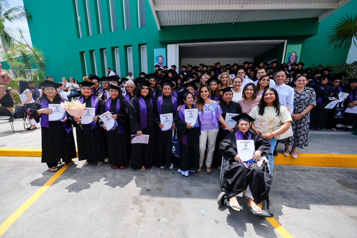 MaraLezama's tweet photo. 🎓🙋🏻‍♀️ ¡Muchas felicidades a las 181 mujeres que hoy recibieron su certificado de primaria, secundaria o bachillerato! Nos llena de orgullo acompañarlas en este gran paso para acceder a mejores empleos, ejercer plenamente sus derechos y fortalecer su autonomía.

📚✨Gracias al programa #MujerEsAprender, en coordinación con CENEVAL, más mujeres tienen la oportunidad de concluir sus estudios y abrirse nuevas puertas. 

En este #HumanistaConCorazónFeminista seguiremos fortaleciendo estas acciones para construir autonomía, igualdad y más oportunidades para que ninguna mujer se quede atrás.

@semujeresqroo