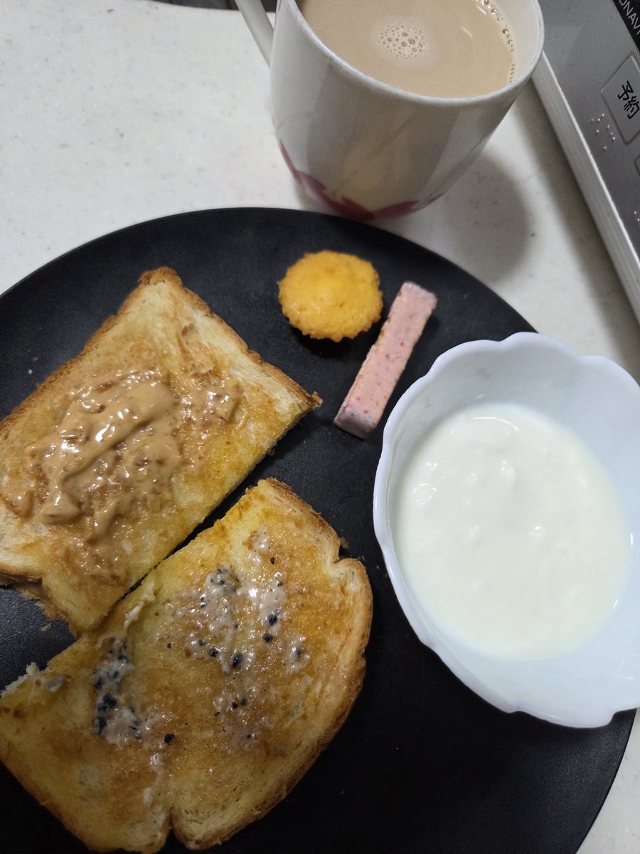 Choco21Love's tweet photo. １人朝食タイム😄☕🍞🌄
苦いのでカフェオレにした😅

今日の三姉妹手抜き弁当💨
　
長女→朝からバイト
次女→休み前、最終登校日
三女→従姉妹と遊び

皆忙しいな😅

私も肩の治療具合を受診しに🏥
順番の予約、8時にポチっと📱　目指せ１桁💪

その前に家事済まそ～🌀👕 https://t.co/Fp64YQfBbp