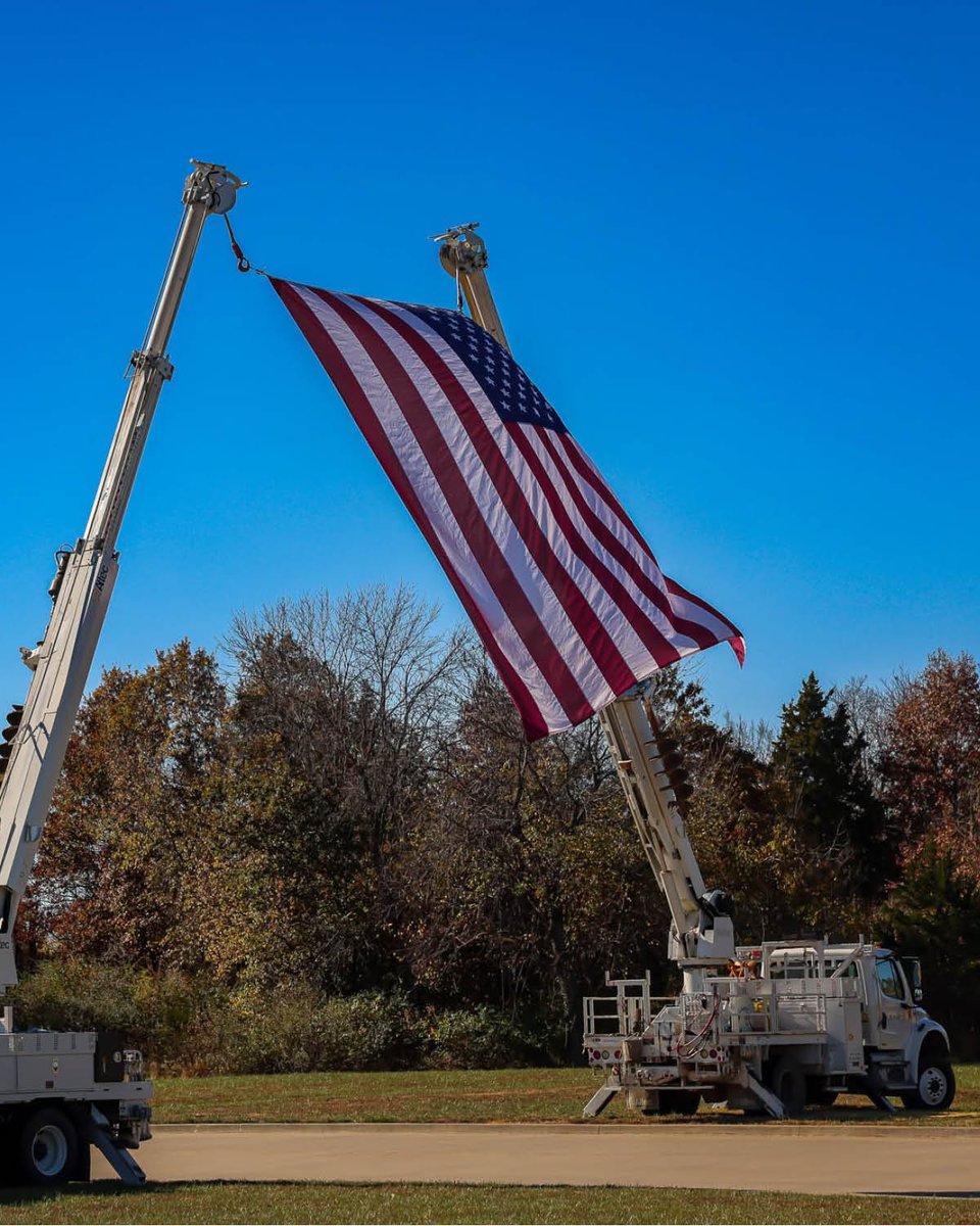 evergypower's tweet photo. This National Hire a Veteran Day, we're proud to recognize the veterans who continue their service at Evergy. 🇺🇸

Veterans make up approximately 11% of our workforce and bring invaluable leadership, teamwork, technical expertise and a strong commitment to safety to every part of our business.

Our dedication to recruiting, hiring and supporting veterans was recently recognized with the 2025 HIRE Vets Gold Medallion Award, the highest honor awarded by the U.S. Department of Labor for employers committed to veteran employment.

We're grateful for the veterans who help power our company, serve our customers and strengthen our communities every day. Thank you for your service, your leadership and the impact you make across Evergy.