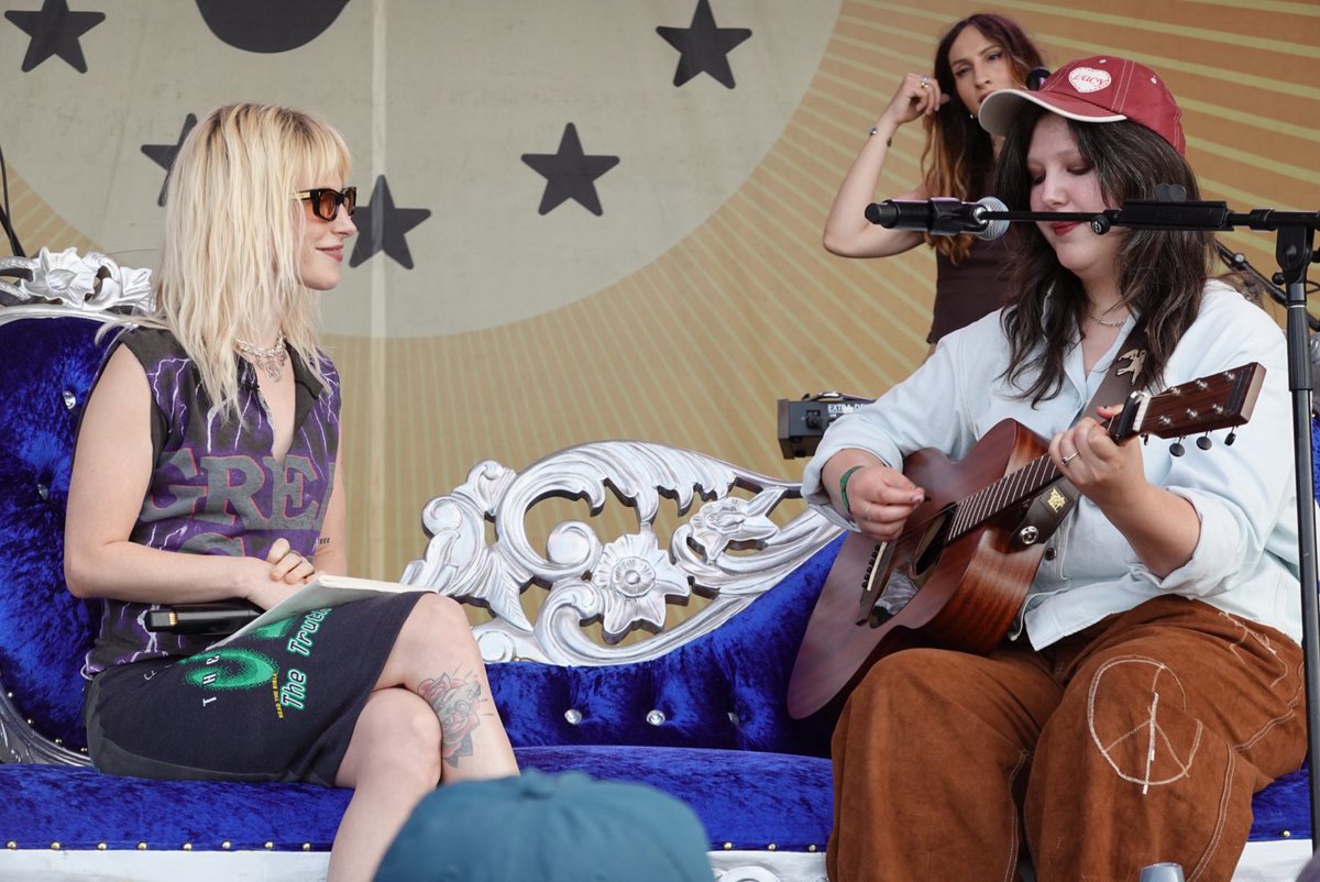 boygeniussource's tweet photo. Lucy Dacus and Hayley Williams today at Newport Folk Fest!

📸: @paramorgan96 https://t.co/bDXS1DNGFa