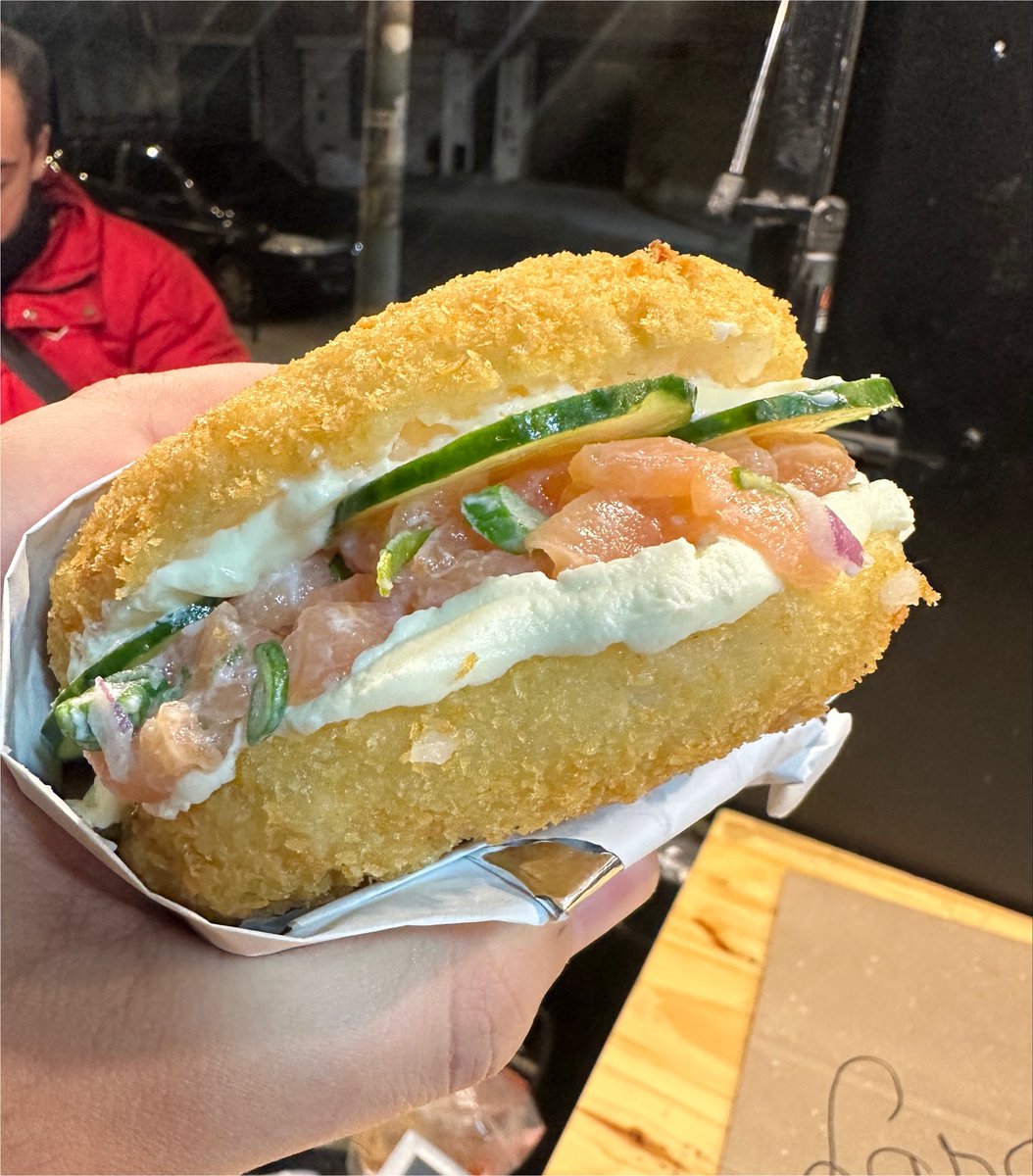 gusurfistinho's tweet photo. hambúrguer de sushi… opiniões? https://t.co/XhjRKYy9jP