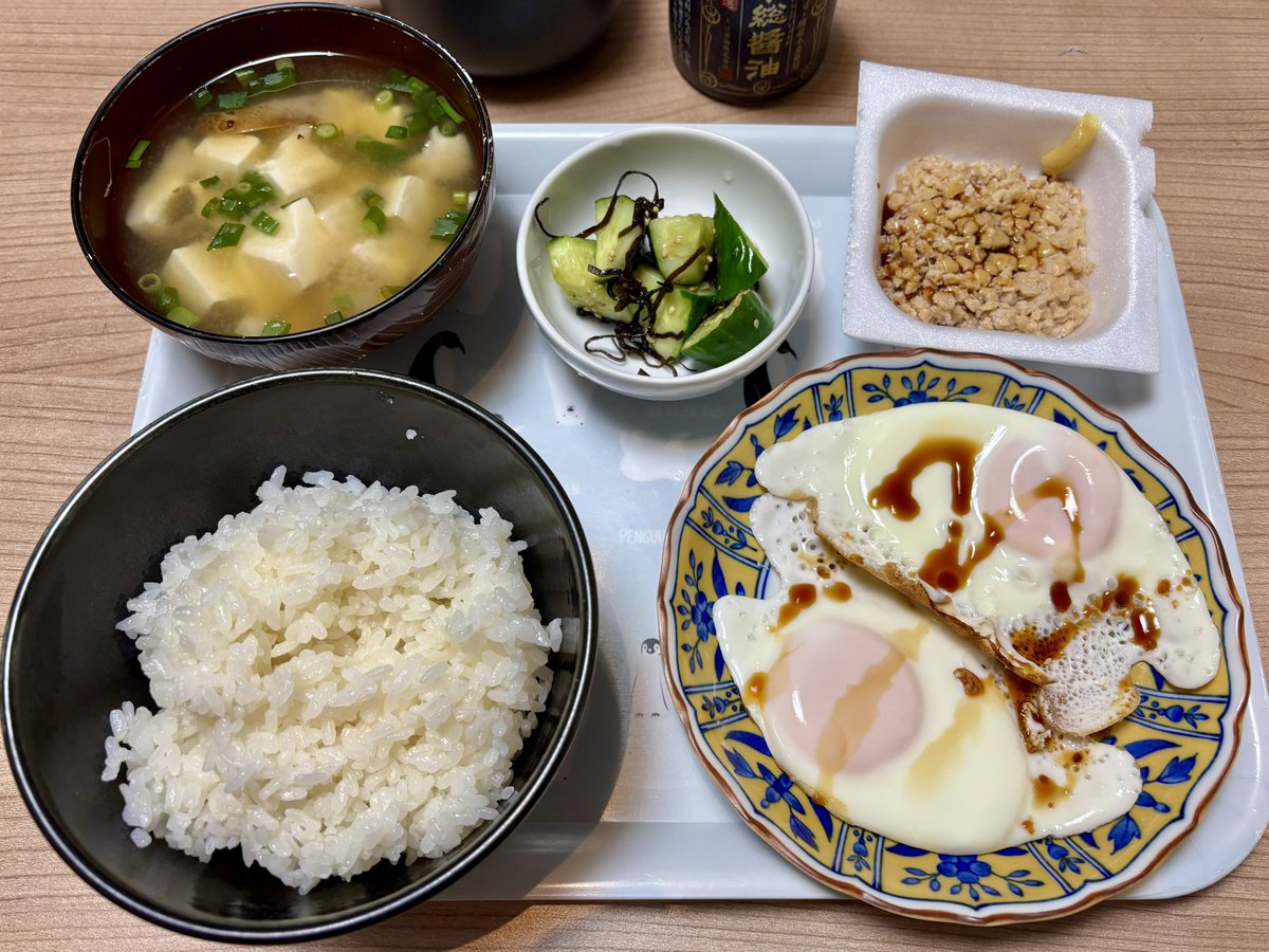 dead_san69's tweet photo. 本日の朝食は贅沢に目玉焼きダブル、ひきわり納豆、きゅうりの塩昆布和え、きのこいっぱい豆腐汁でした🍚
さあ今日も元気にばんがろうぜ👍✨ https://t.co/rw7xiH82iG