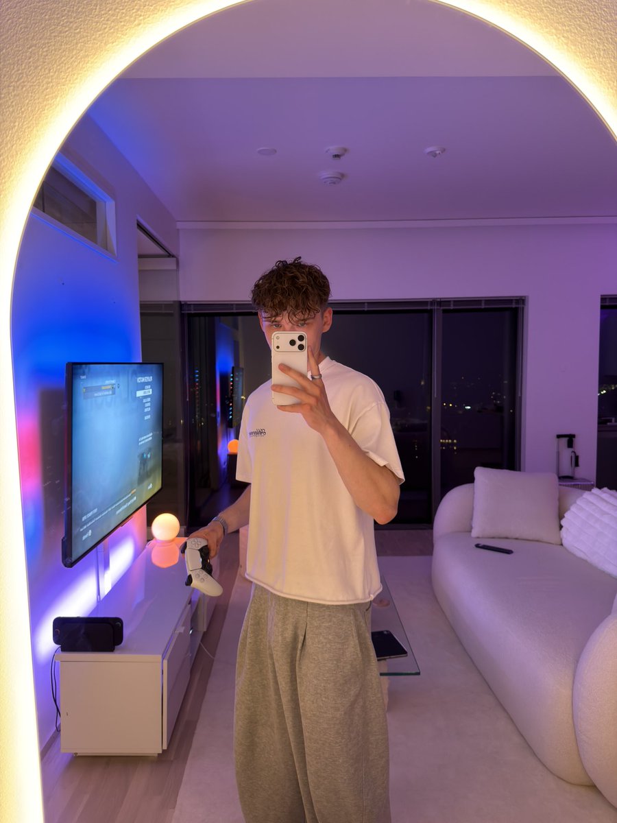 lukemadeit's tweet photo. 15 years ago I was grinding black ops 1 in my moms basement

now some things have changed, but my love for the game didn’t https://t.co/K3ZhHhOaXS