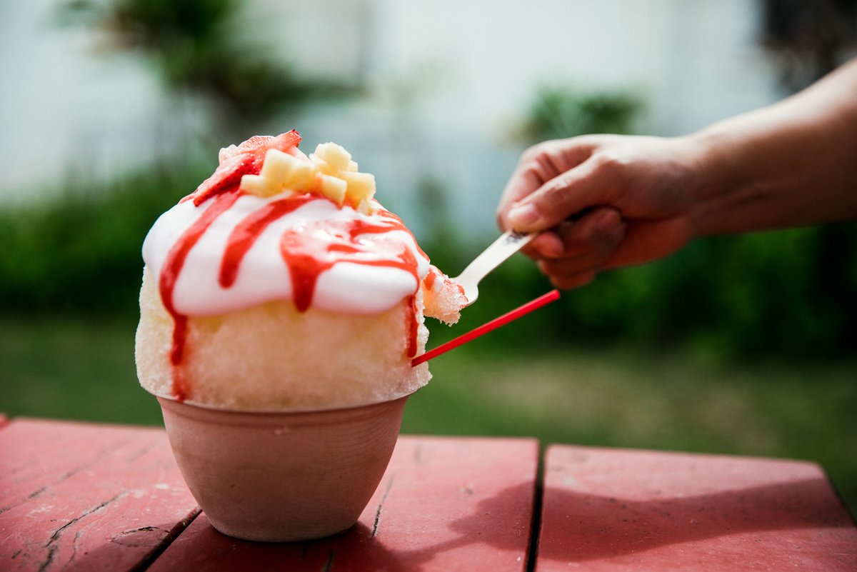 goHawaiiJP's tweet photo. Aloha! 
7月25日は #かき氷の日 🍧ハワイではシェイブアイスとして親しまれています🌈
カラフルなシロップや、おもち・アイスクリームのトッピングなど楽しみ方もさまざま😋
ちなみに、ハワイ島ヒロでは「アイスシェイブ」と呼ぶ人が多いんですよ😊
どんなシェイブアイスを味わってみたいですか？🍧 https://t.co/UefczHdx8s