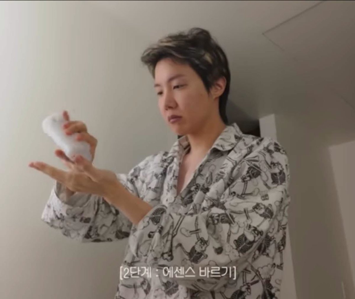 teadaol's tweet photo. los otros integrantes leyendo, tocando la guitarra y haciendo ejercicio durante sus LOG pero él prefirió hacer su rutina de skincare y mostrar la ropa bonita que se iba a poner 🙂‍↕️💘 https://t.co/u0EQbfueN4