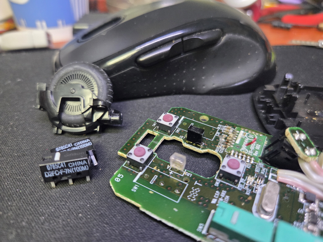 1004v's tweet photo. 서울시 강남구에서 스위치교체요청으로 택배 입고된 Logitech M510  MR0056 로지텍 블루투스 무선 마우스 사설 수리 AS

고객님께서 "스위치교체요청" 으로 수리요청해주셨습니다.
왼쪽버튼 잘안눌리거나 두번눌림증상인 버튼내 스위치불량으로 새 스위치 D2FC-F-7N(100M) 좌우교체 수리 진행합니다 https://t.co/NZJXcOU35I