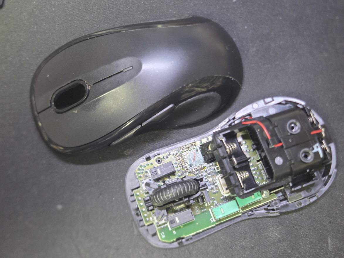 1004v's tweet photo. 서울시 강남구에서 스위치교체요청으로 택배 입고된 Logitech M510  MR0056 로지텍 블루투스 무선 마우스 사설 수리 AS

고객님께서 "스위치교체요청" 으로 수리요청해주셨습니다.
왼쪽버튼 잘안눌리거나 두번눌림증상인 버튼내 스위치불량으로 새 스위치 D2FC-F-7N(100M) 좌우교체 수리 진행합니다 https://t.co/NZJXcOU35I