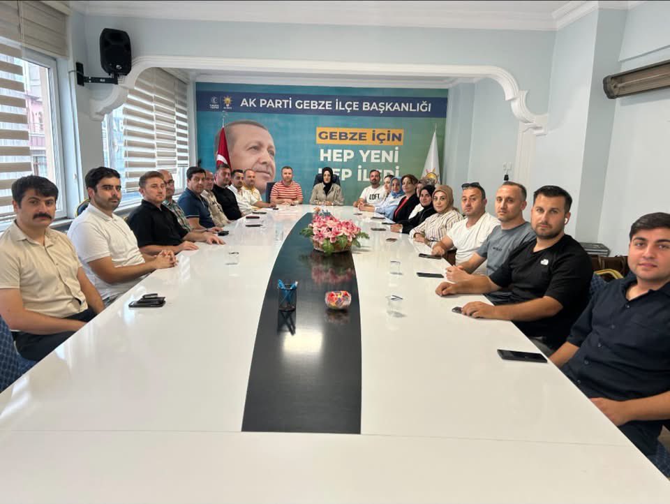 recepkayatr's tweet photo. Sahadaki emeğimizi dijital dünyaya taşıyan güçlü kadro! 📲

İlçe Tanıtım ve Medya Birim Başkanımız Birnaz Sağlam’ın Başkanlığında gerçekleştirilen Mahalle Tanıtım ve Medya Birim Başkanları toplantısına katılarak çalışmalarımızı değerlendirip Hasbihal eyledik. 
Başarılı ve gayretli çalışmalarından dolayı Birnaz Başkanımızı ve birim başkanlarımızı tebrik ediyorum. 

#AkPartiGebze
#SosyalMedya