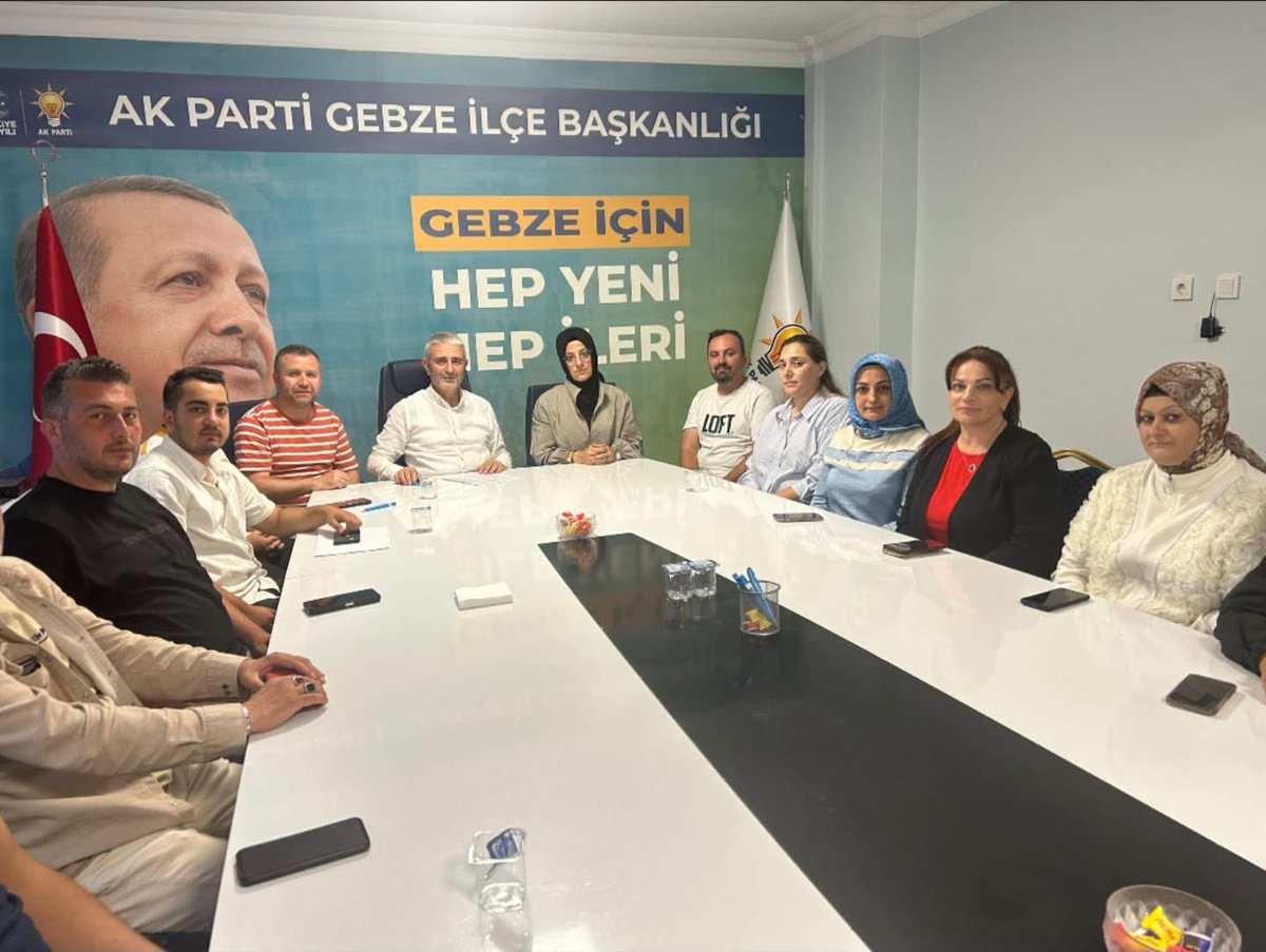 recepkayatr's tweet photo. Sahadaki emeğimizi dijital dünyaya taşıyan güçlü kadro! 📲

İlçe Tanıtım ve Medya Birim Başkanımız Birnaz Sağlam’ın Başkanlığında gerçekleştirilen Mahalle Tanıtım ve Medya Birim Başkanları toplantısına katılarak çalışmalarımızı değerlendirip Hasbihal eyledik. 
Başarılı ve gayretli çalışmalarından dolayı Birnaz Başkanımızı ve birim başkanlarımızı tebrik ediyorum. 

#AkPartiGebze
#SosyalMedya