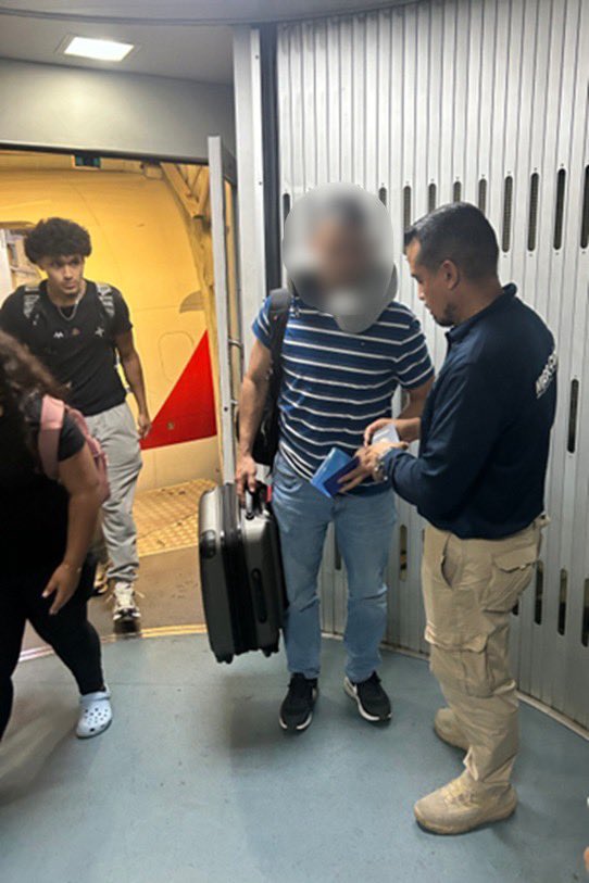 MigracionCol's tweet photo. ¡En Cali no bajamos la guardia!
Oficiales de @MigracionCol inadmitieron en el @AeropuertoCali ciudadano estadounidense que pretendía ingresar proveniente de Miami y presentaba en los sistemas de información una alerta #AngelWatch, como posible agresor sexual de menores de edad. https://t.co/zEWVjPM6OY