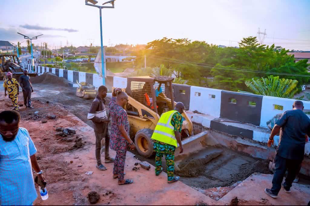 abdullahayofel's tweet photo. Ade dancer don bring Engineers back to the site…………People Osun should boycott this Gov ademola adeleke bridge oooo 

Parching bridge keh 😫😫😭 https://t.co/palQeYfZwE