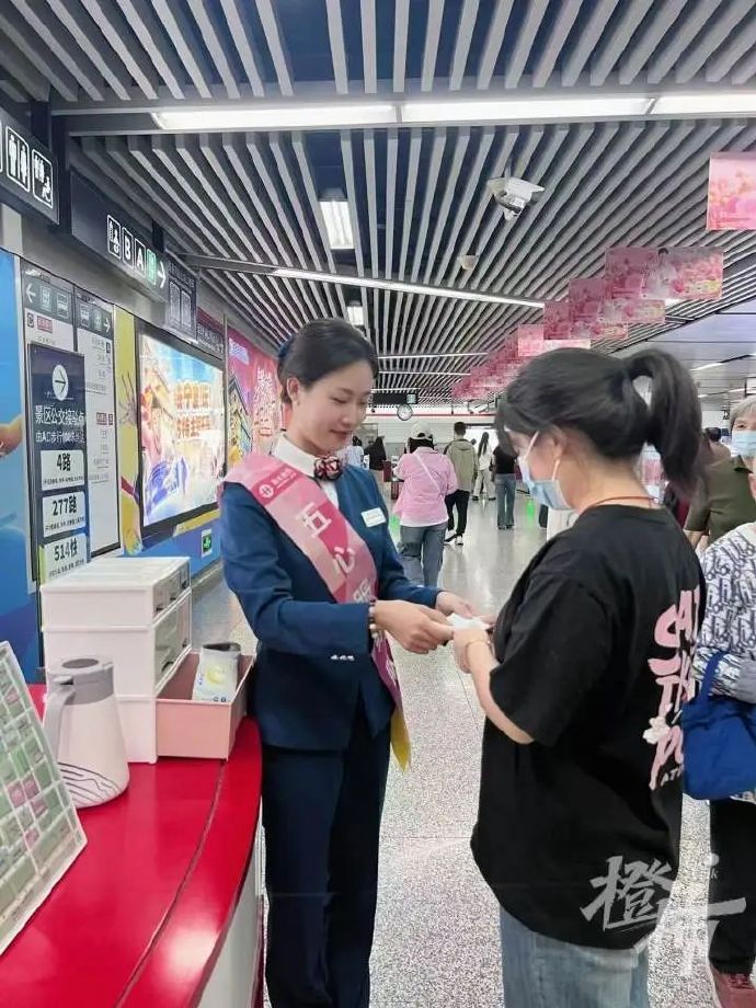 01075769933's tweet photo. 赶早班地铁忘带口罩，正手足无措时被邻座小姐姐塞了个备用的，还笑说自己带多了，软乎乎的善意，把清晨的寒意都揉没了。 https://t.co/q9jx6bxkgZ