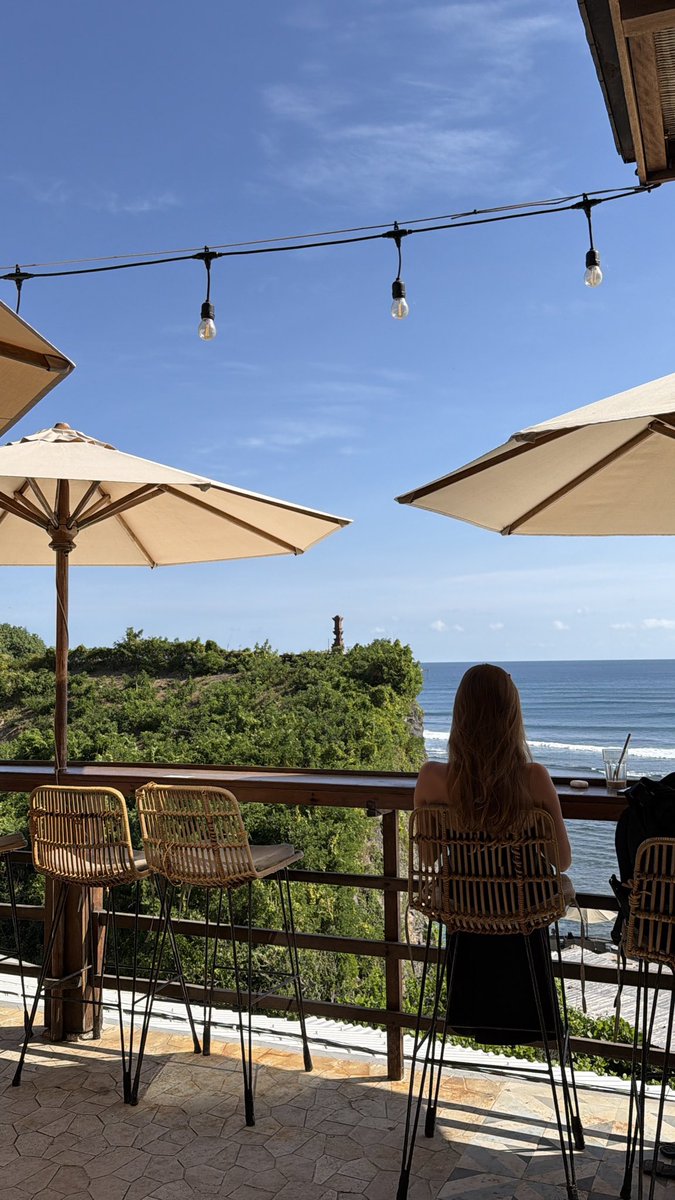 Dr_d7am's tweet photo. جزيرة بالي 🏝️ 🇮🇩❤️ 

هنا راح اتكلم عن تجربتي كاملة في بالي من جميع النواحي ( الإيجابيات و السلبيات ) وباذن الله راح يكون ثريد ممتع لكم و مفيد 🙏🏼❤️ 

أول شي نحط في البال ان ما فيه رحلات دايريكت على بالي من الرياض ( أنا اخذت على الخطوط القطرية و وقفت في الدوحة ) و فيه على اغلب شركات طيران دول الخليج مثل العمانية والاتحاد والاماراتية او اللي حاب يطلع على الخطوط السعودية الحل انه يطلع على جاكرتا ومن ثم من جاكرتا إلى بالي ( الطيران داخل إندونيسيا بيكون ساعه تقريبا )