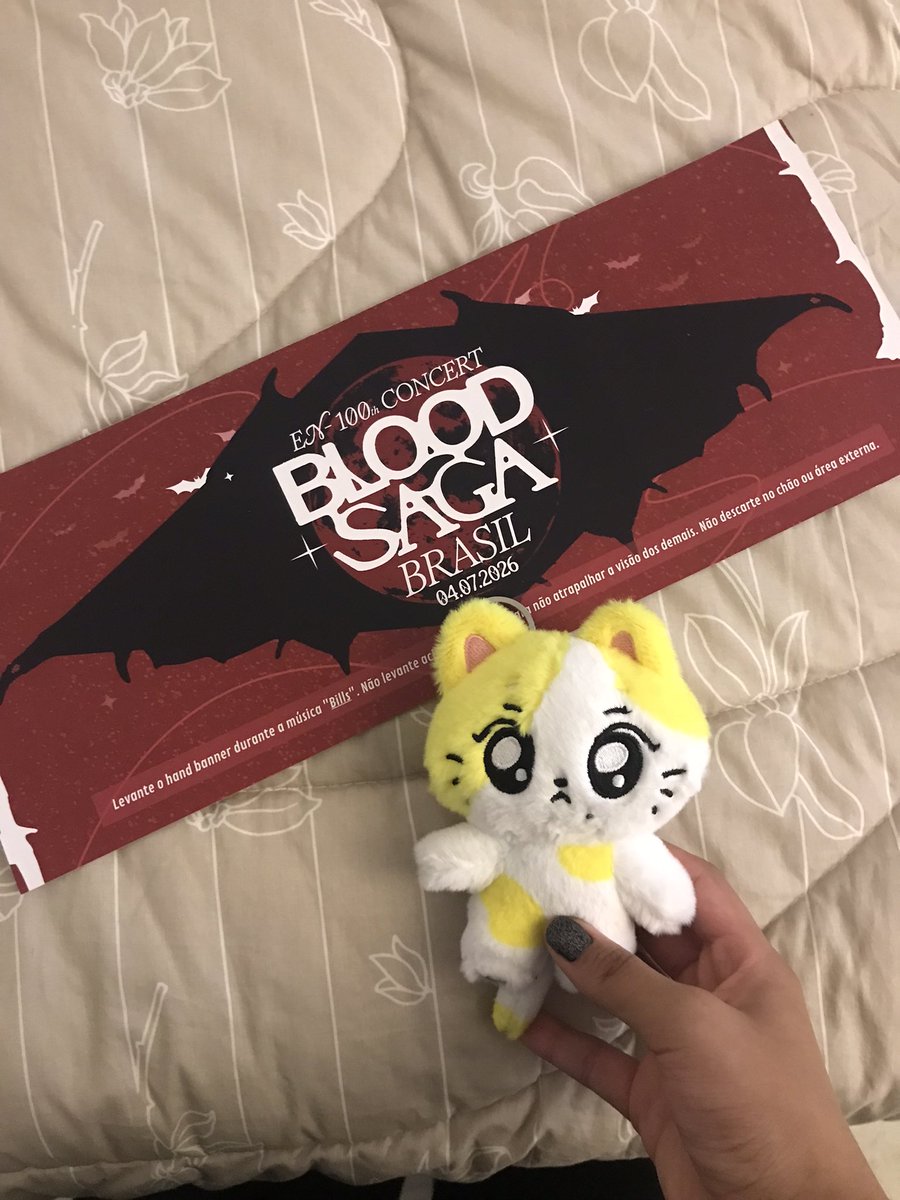hwangfate's tweet photo. eu amo minha namorada.
não conseguimos pegar handbanner no show e eu queria um pra guardar de recordação. ela simplesmente conseguiu um pra mim e ainda me deu um wonchu 🥺 https://t.co/nTaUUmPTCc