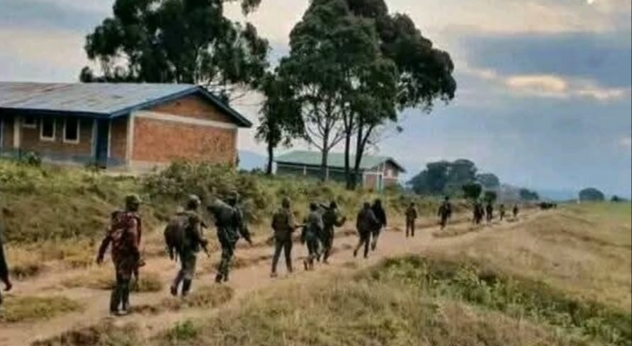 mediacongo's tweet photo. Guerre à l'Est de la RDC: De vives inquiétudes gagnent la population dans les territoires de Walikale et de Masisi. Des mouvements de troupes militaires de grande ampleur ont été signalés tôt ce matin vers les localités d'Ihula, Malemo, Mpety et Mindjendje. Craignant une reprise imminente des affrontements entre les FARDC et les RDF/M23 dans cette zone hautement stratégique, les habitants des villages environnants ont commencé à se déplacer vers des zones jugées plus sécurisées
