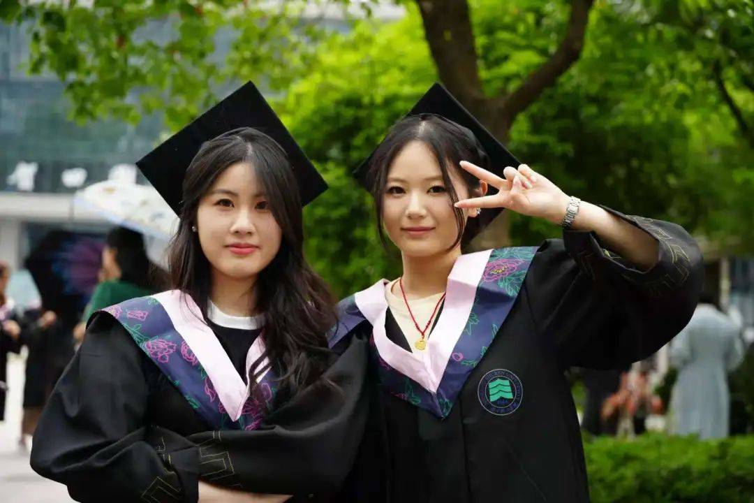 kem9kl's tweet photo. Graduation check  Took my cap u0026 gown pic, hugged my classmates till my arms hurt, and promised to keep in touch. This chapter’s closing but my story’s just getting started https://t.co/4QKkldF5CR