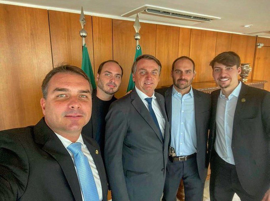 PedroRonchi2's tweet photo. Não esquecer que todos os crimes que os bolsonaristas acusaram o Lula e a família do Lula acharam no Bolsonaro e na família dele. https://t.co/kaxGlSitc8