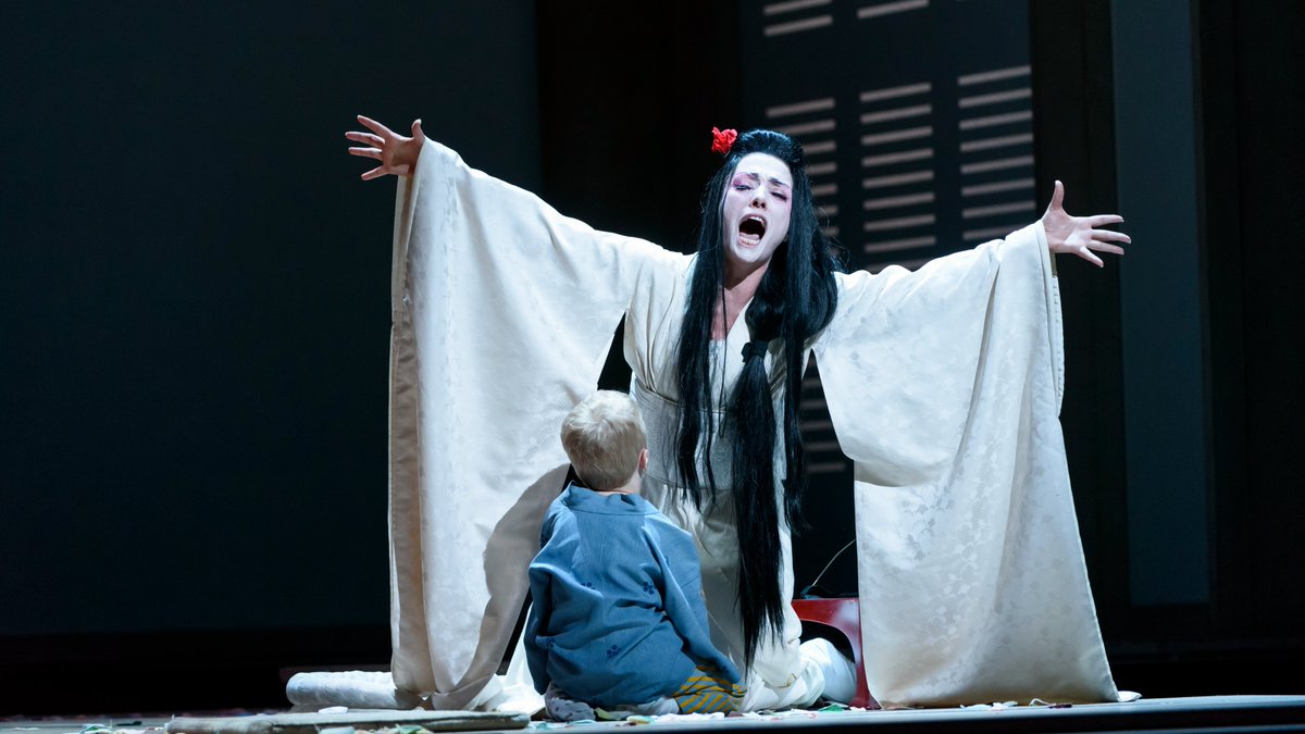 OperaVision_eu's tweet photo. The return of Madama Butterfly 🦋
August stream surprise: Puccini's Japanese tragedy from London’s Covent Garden with @ErmonelaJaho led by Antonio Pappano. 

Tune in on Friday 31 July at 19:00 CET. 
The stream will also be available on demand for 6 months. https://t.co/JZTIMfVvO3