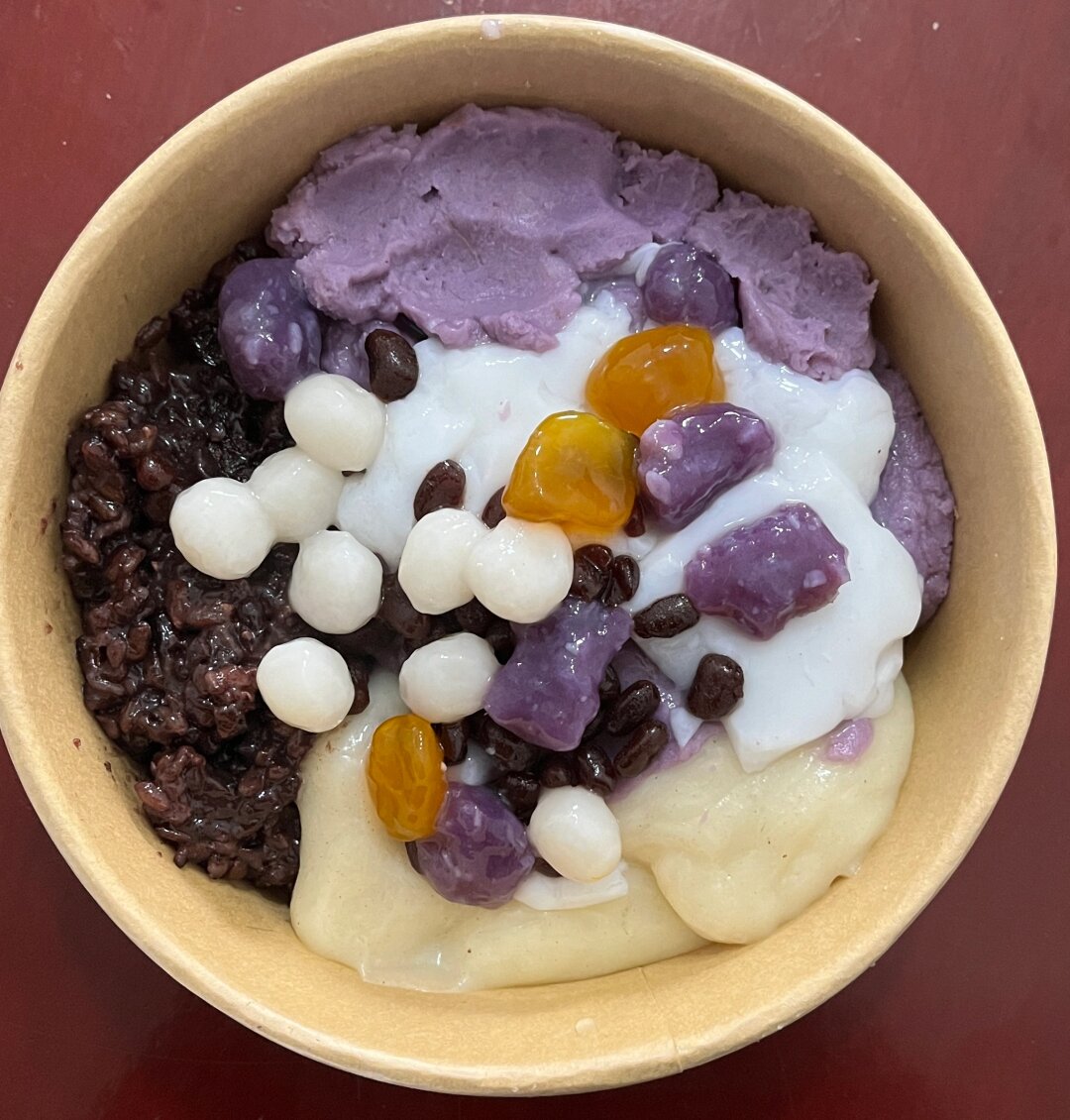 KtoSuRiyPf3Qaaa's tweet photo. [藏在老巷里的糖水铺！椰香芋头泥绵到抿嘴，配料给得超实在，12r料满到碗装不下，凉丝丝下肚直接治愈一天的累]， https://t.co/zW0fwbPnEg